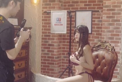 Anh chụp ảnh đẹp trai và idol nữ xinh đẹp khỏa thân trong sự may mắn