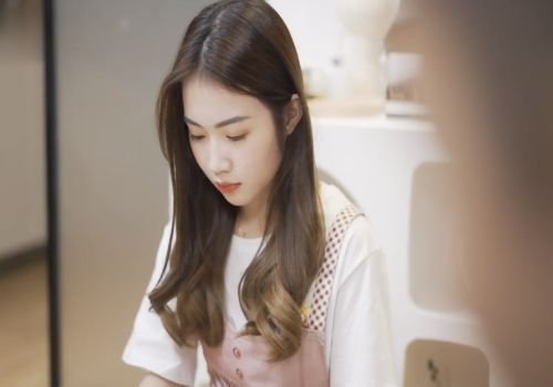 Cha dượng nham hiểm của cô gái tuổi teen quyến rũ đã lén lút xâm phạm thân thể cô ấy