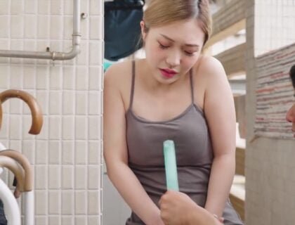Khi chồng vắng nhà, cha chồng đã dụ dỗ con dâu vào những cuộc chơi mạo hiểm.